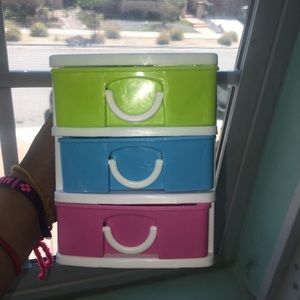 I’m selling a small dresser,bow,small bag